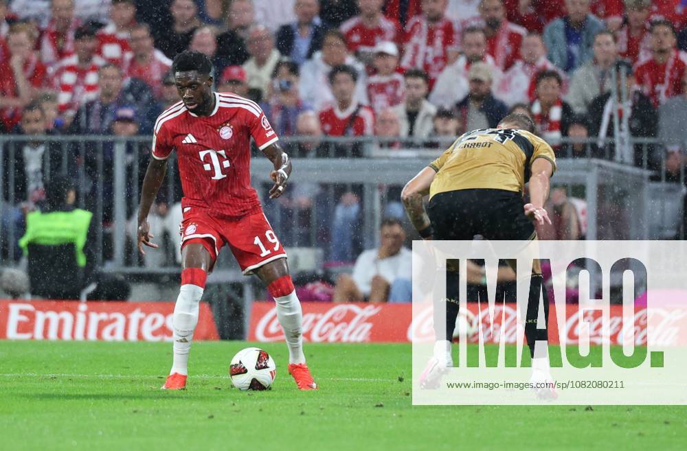 GER, Soccer, Men s, 1. Bundesliga, 2026–2027 Season, Matchday 1, FC Bayern Munich vs. VfB Stuttgart: Alphonso Davies (FC Bayern Munich, No. 19) on the ball and Jeff Chabot (VfB Stuttgart, No. 24). DFB and DFL regulations prohibit any use of photographs as image sequences and or quasi-video. Munich, Allianz Arena, Bayern, Germany