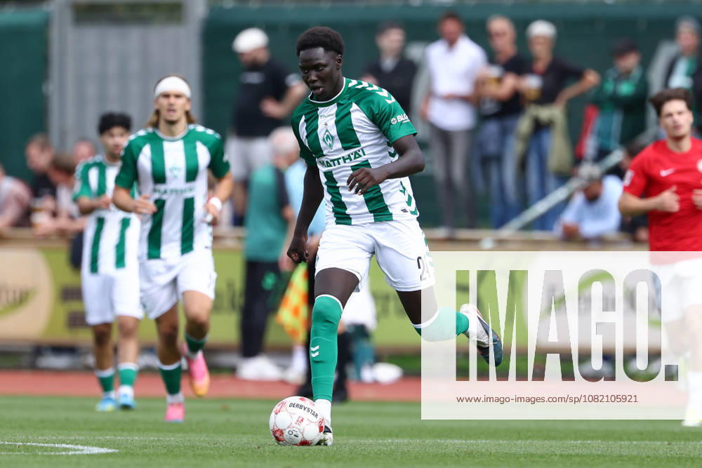 Ramiz Hamouda, SV Werder Bremen II, age 24, with the ball, single frame, full body, action, game scene, August 29, 2026, Bremen, Germany, soccer, Regionalliga Nord, SV Werder Bremen II vs. HSC Hannover