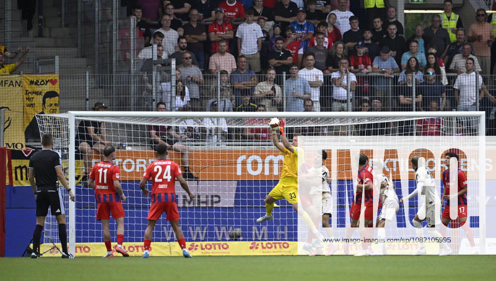 Penalty area scene, Goalmouth scene: Goalie Thomas Daehne, 1 FC Heidenheim 1846 (FCH) 33, Action: 1 FC Heidenheim 1846 (FCH) vs. SG Dynamo Dresden (SGD), August 29, 2026. DFL regulations prohibit any use of photographs AS IMAGE SEQUENCES AND OR QUASI-VIDEO 1 FC Heidenheim 1846 FCH vs. SG Dynamo Dresden SGD