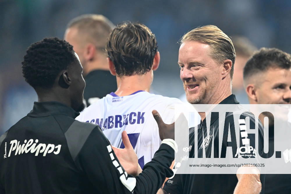 Final celebration, cheers, celebrating, joy, Coach Timo SCHULTZ of VfL Osnabrück thanks goal scorer Ismail BADJIE VfL Osnabrück Soccer 2. Bundesliga, Matchday 3, VfL Bochum (BO) vs. VfL Osnabrück (OS) 0–1 on August 28, 2026, at the Vonovia Ruhrstadion in Bochum, Germany. DFL regulations prohibit any use of photographs as image sequences and or quasi-video. Â