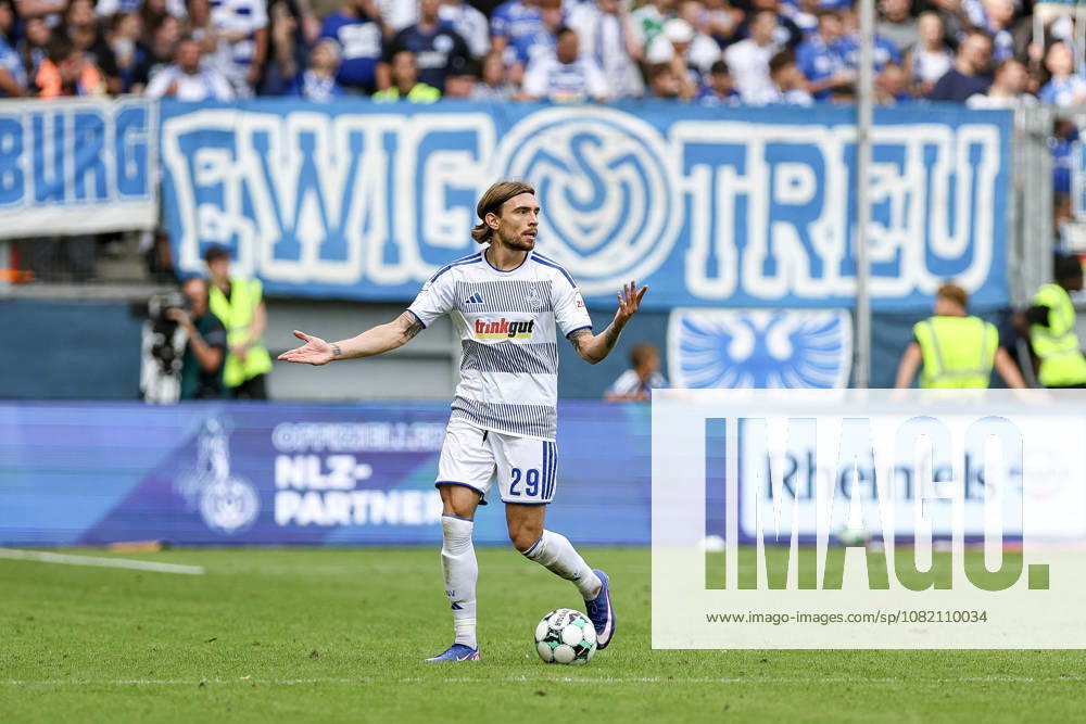 GER, Soccer, Men’s, 3rd Division, 2026–2027 season, MSV Duisburg vs. FC Würzburger Kickers, Joshua Bitter (Duisburg) gesturing, gestures while in action with the ball, individual play, Duisburg, Schauinsland, Reisen Arena, North Rhine-Westphalia, Germany