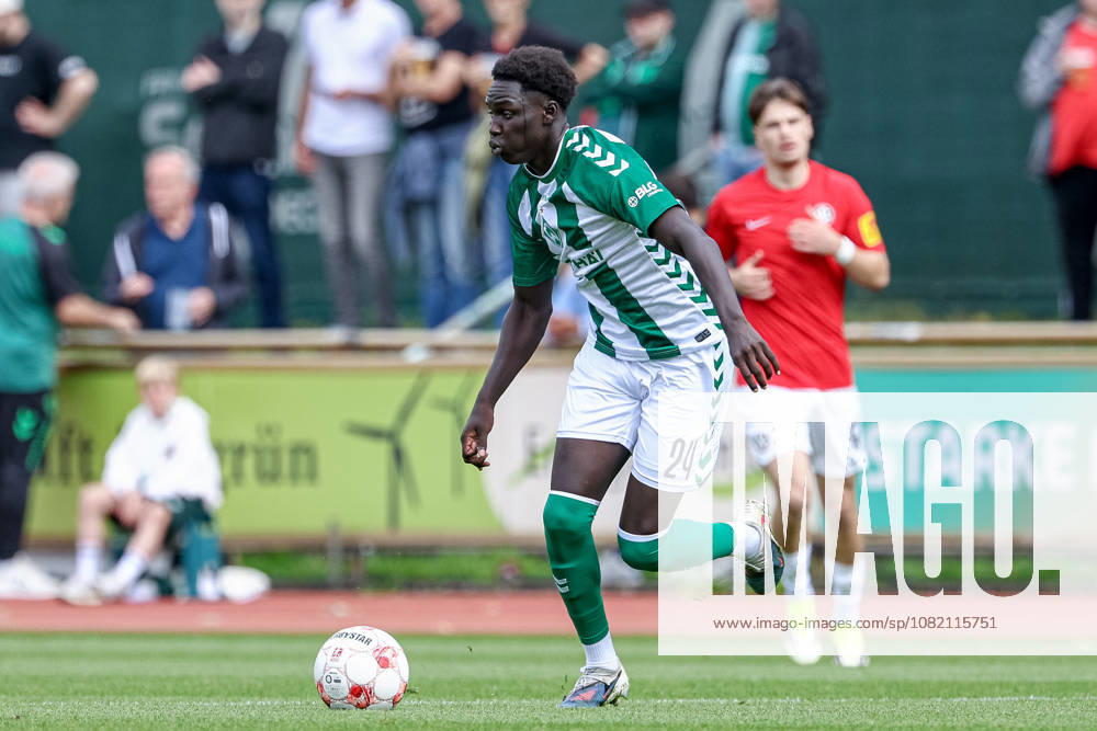 Ramiz Hamouda, SV Werder Bremen II, 24 with the ball, single frame, full body, action, game scene, August 29, 2026, Bremen, Germany, soccer, Regionalliga Nord, SV Werder Bremen II vs. HSC Hannover