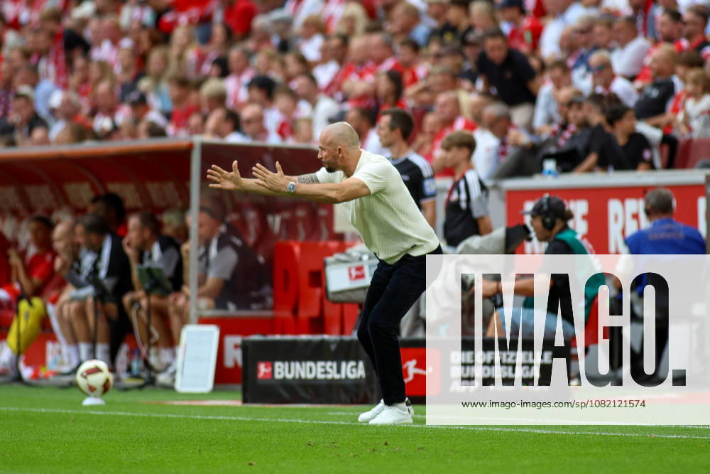 GER, Soccer, Men s, Bundesliga, 1. Bundesliga, 2026–2027 Season, 1. FC Köln vs. TSG 1899 Hoffenheim, Christian Ilzer, TSG gesturing, gestures