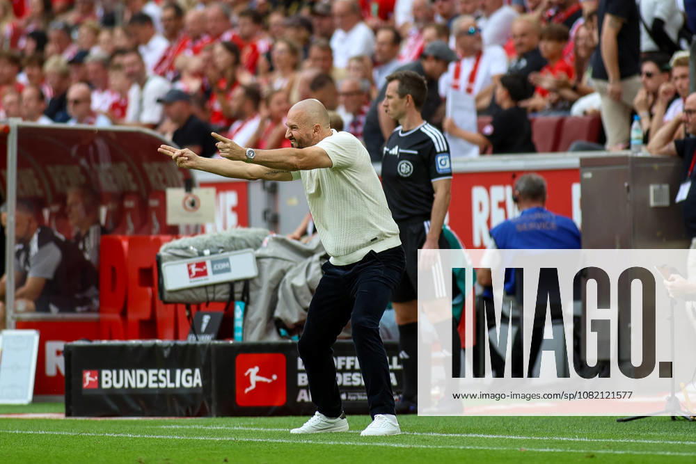 GER, Soccer, Men s, Bundesliga, 1. Bundesliga, 2026–2027 Season, 1. FC Köln vs. TSG 1899 Hoffenheim, Christian Ilzer, TSG gesturing, gestures