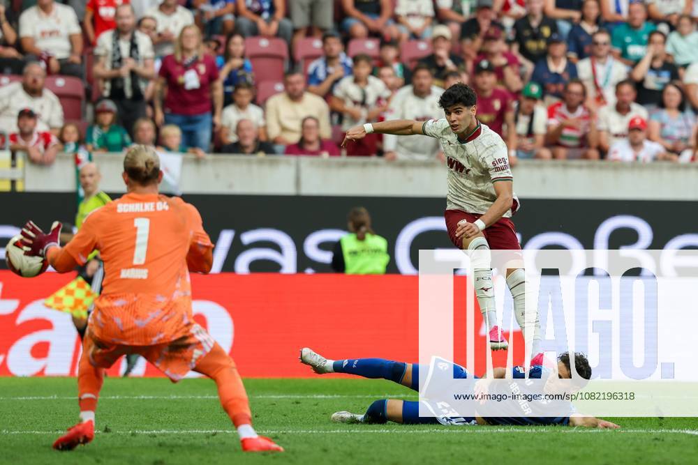 Rodrigo Ribeiro (9, FC Augsburg) scores the goal to make it 3–0; Soufiane El Faouzi (23, FC Schalke 04) and Loris Karius (1, FC Schalke 04) are powerless to stop it. FC Augsburg vs. FC Schalke 04, Soccer, Bundesliga 1, Matchday 1, August 30, 2026. DFB regulations prohibit any use of photographs as image sequences and or quasi-video. Augsburg, Bavaria, Germany