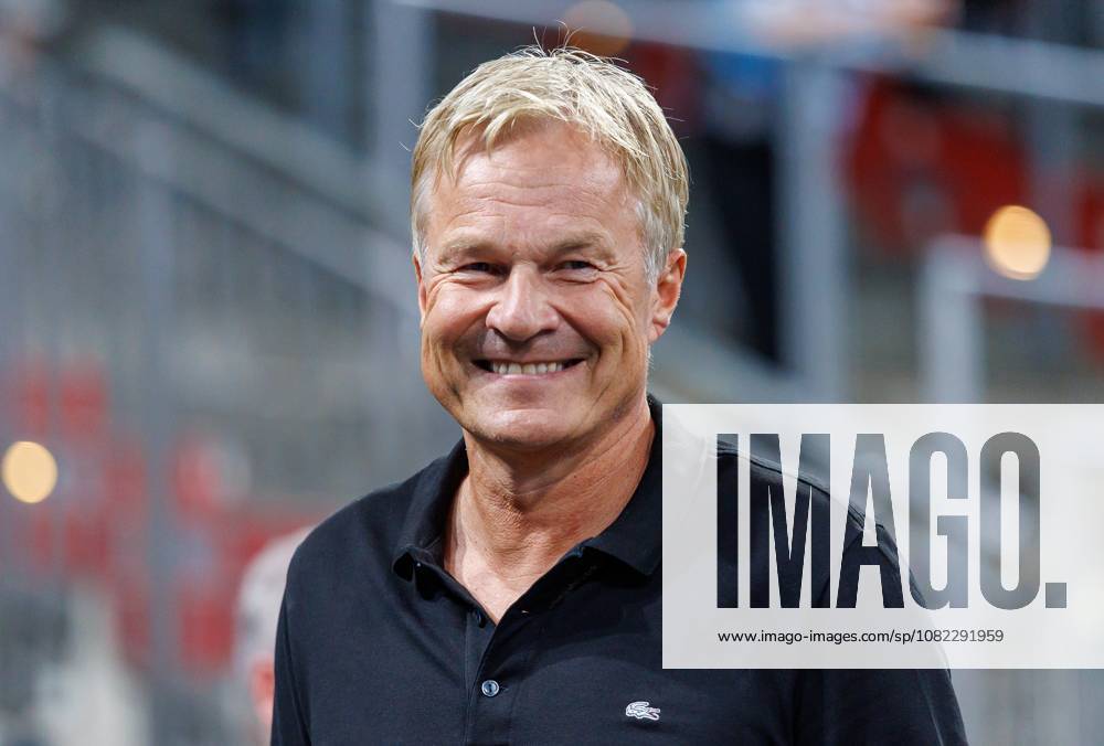 Handball 1st Bundesliga OPEL HBL 2026–2027 Season, Matchday 2: HC Erlangen, Nuremberg Metropolitan Region, HCE, TSV Hannover Burgdorf, Die Recken, DaMa, Dr. Carsten Bissel, Chairman of the Supervisory Board of HC Erlangen laughs; laughter brings joy