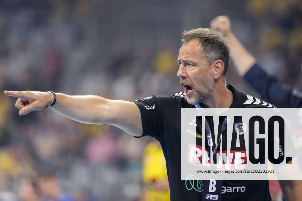 Maik Machulla, coach and head coach of the RNL, gives instructions, gesturing with his arms; single frame, single photo, action, September 2, 2026, Mannheim, Germany; handball, Bundesliga, Rhein-Neckar Löwen vs. VfL Gummersbach