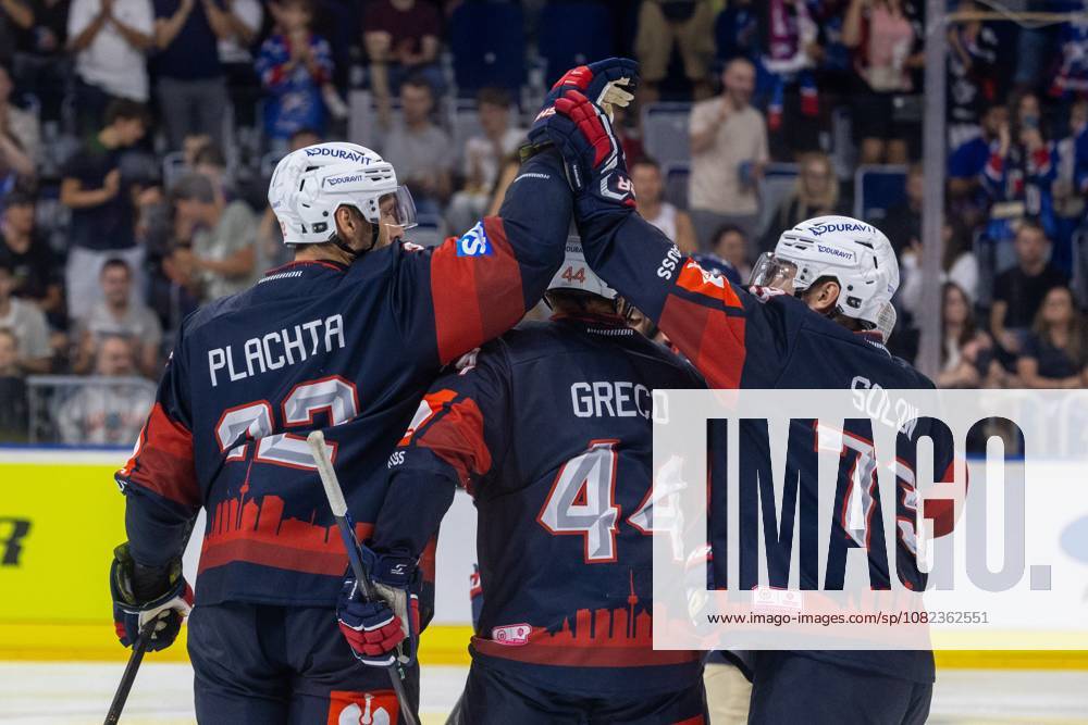 CHL Champions Hockey League 2026–27, Match Day 1: Adler Mannheim (Germany) vs. Växjö Lakers (Sweden). Jubilation among the Adler fans following Matthias Plachta’s 22-1-0 goal. Mannheim, Baden-Württemberg, Germany