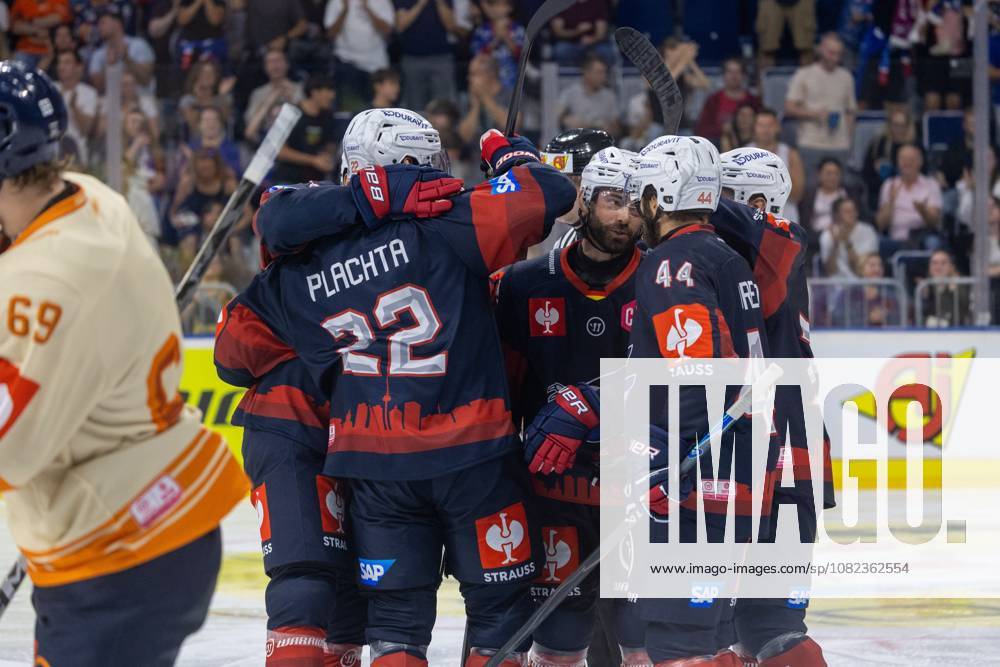 CHL Champions Hockey League 2026–27, Match Day 1: Adler Mannheim (Germany) vs. Växjö Lakers (Sweden). Jubilation among the Adler fans following Matthias Plachta’s 22-1-0 goal. Mannheim, Baden-Württemberg, Germany
