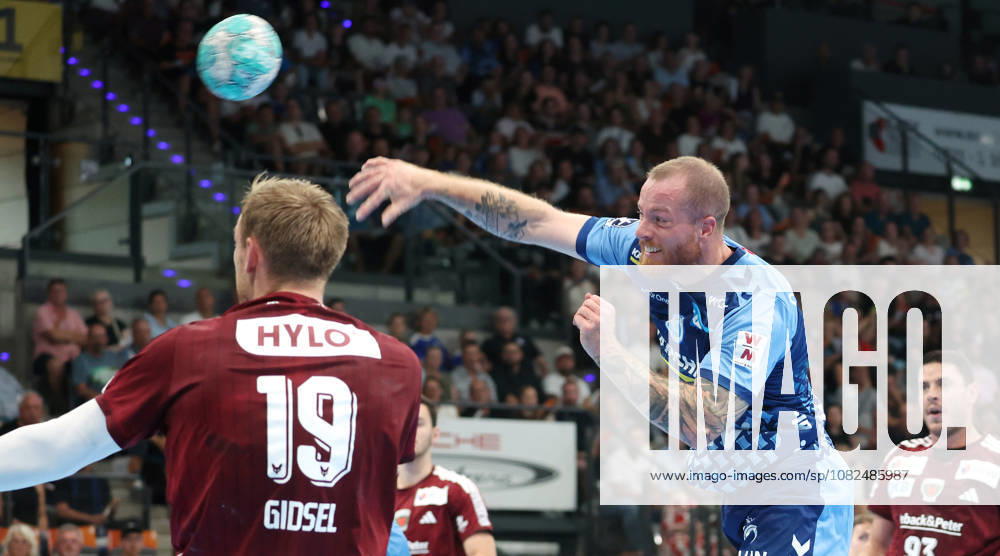 Germany, Stuttgart, Handball: TVB Stuttgart vs. Füchse Berlin; from left: Mathias Gisdel (Berlin), Patrick Zieker (TVB)