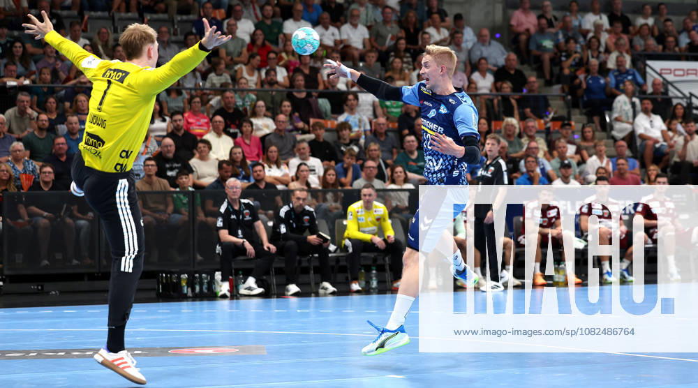 Germany, Stuttgart, Handball: TVB Stuttgart vs. Füchse Berlin; from left: Lasse Ludwig (Berlin), Torben Matzken (TVB)