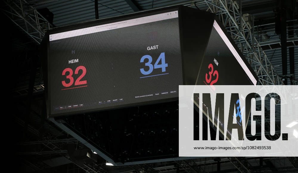 Germany, Stuttgart, Handball: TVB Stuttgart vs. Füchse Berlin, Feature: The scoreboard malfunctions, so the score must be displayed in an improvised manner