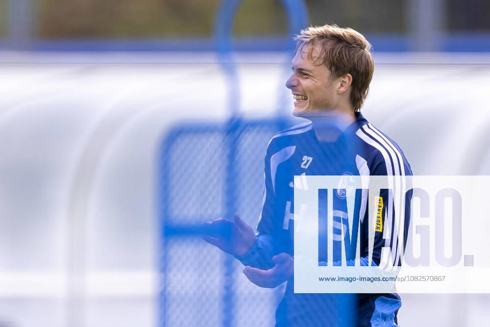 Soccer, FC Schalke 04 practice Finn Porath FC Schalke 04 claps and laughs Gelsenkirchen FC Schalke 04 training facility NRW Germany xRHR PHOTO YYx