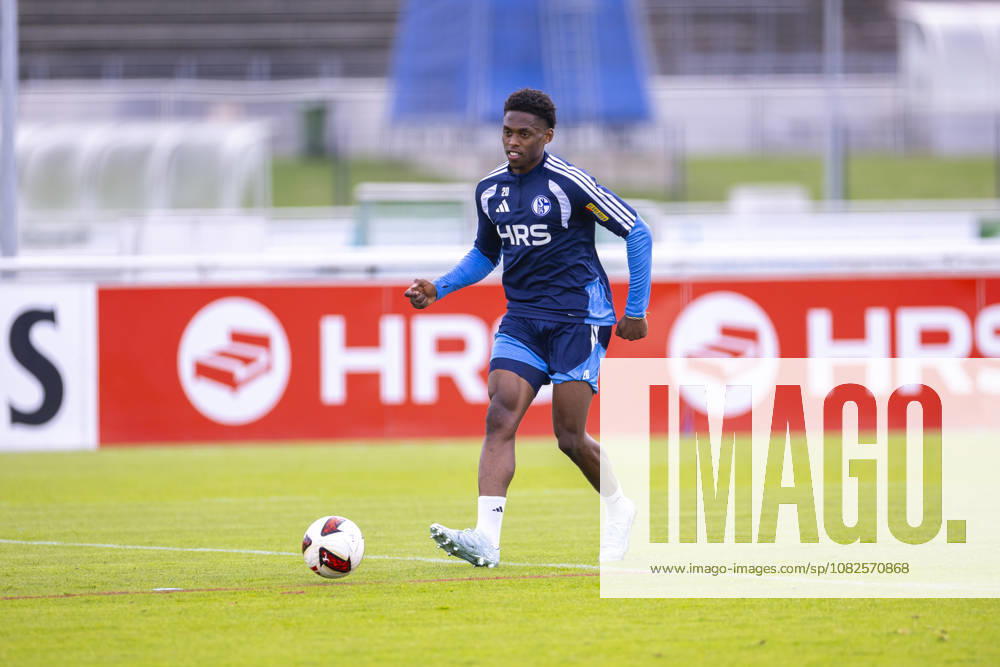 Soccer, FC Schalke 04 training session, Junior Adamu, FC Schalke 04, Gelsenkirchen, FC Schalke 04 training facility, North Rhine-Westphalia, Germany, xRHR, PHOTO YYx