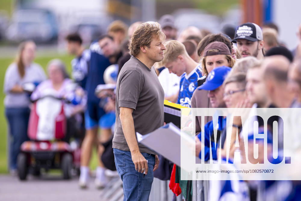 Soccer, FC Schalke 04 Training Session; Youri Mulder, Director of Professional Soccer at FC Schalke 04; FC Schalke 04 takes photos with fans and signs autographs; Gelsenkirchen; FC Schalke 04 Training Facility; North Rhine-Westphalia, Germany; xRHR PHOTO YYx