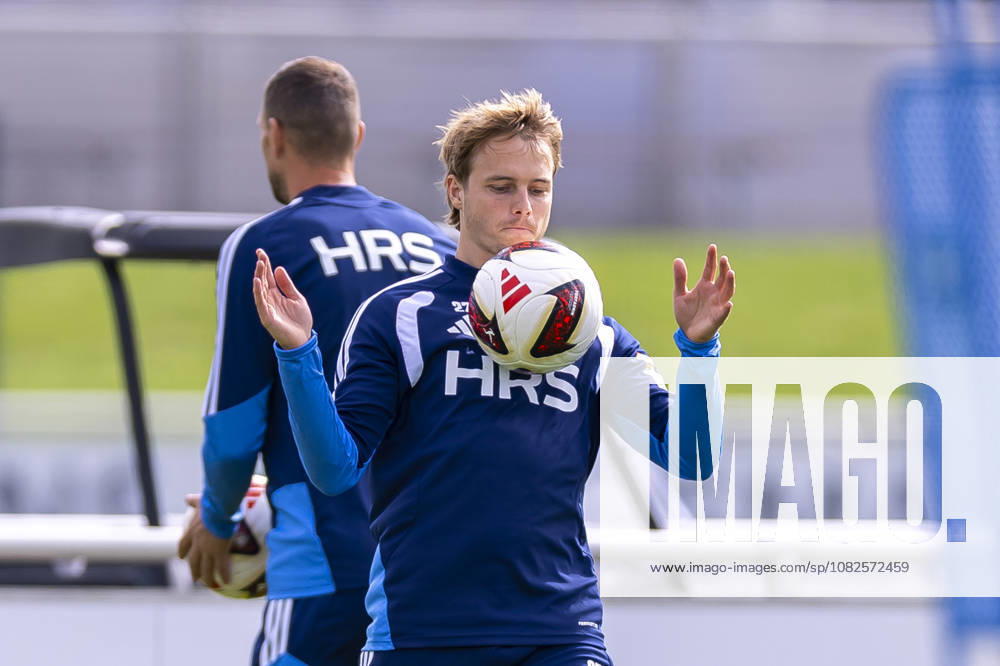 Soccer, FC Schalke 04 practice Finn Porath FC Schalke 04 receives the ball Gelsenkirchen FC Schalke 04 training facility NRW Germany xRHR PHOTO YYx