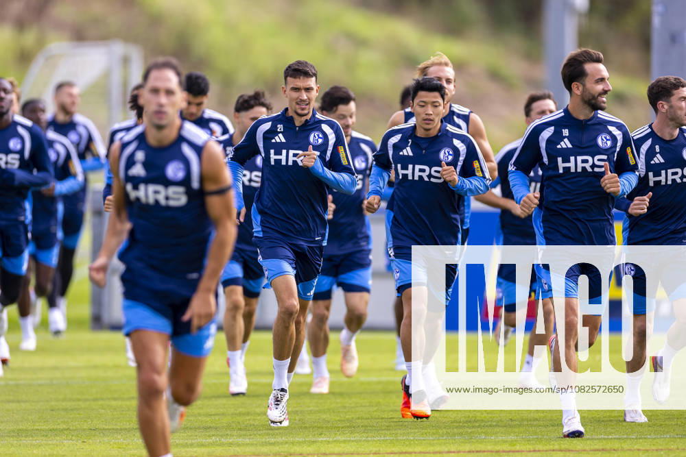 Soccer, FC Schalke 04 Training: Dejan Ljubicic (FC Schalke 04), Hee-chan Hwang (FC Schalke 04), Gelsenkirchen, FC Schalke 04 Training Facility, North Rhine-Westphalia, Germany, xRHR PHOTO YYx