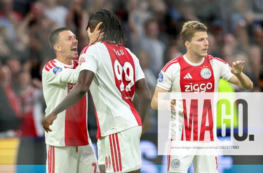 AMSTERDAM AFC Ajax Amsterdam forward Tolu Arokodare celebrates the goal with AFC Ajax Amsterdam forward Steven Berghuis during the Vriendenloterij Eredivisie match between Ajax and PSV at the Johan Cruijff ArenA on September 5, 2026, in Amsterdam, the Netherlands PETER LOUS EYE4IMAGES DeFodi Images