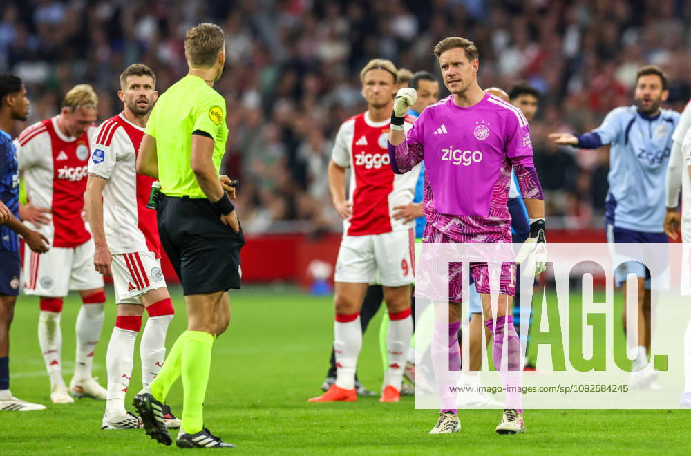 AMSTERDAM AFC Ajax Amsterdam goalkeeper Marc Ter Stegen speaks with referee Sander van Eijk during the Vriendenloterij Eredivisie match between Ajax and PSV at the Johan Cruijff ArenA on September 5, 2026, in Amsterdam, the Netherlands PETER LOUS EYE4IMAGES DeFodi Images