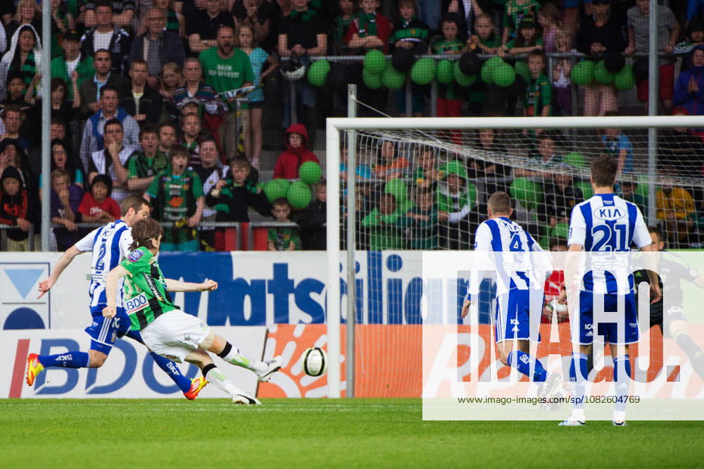 Soccer, Allsvenskan, GAIS IFK Göteborg Markus Gustafsson, GAIS, scores 1-0 Göteborg, Sweden