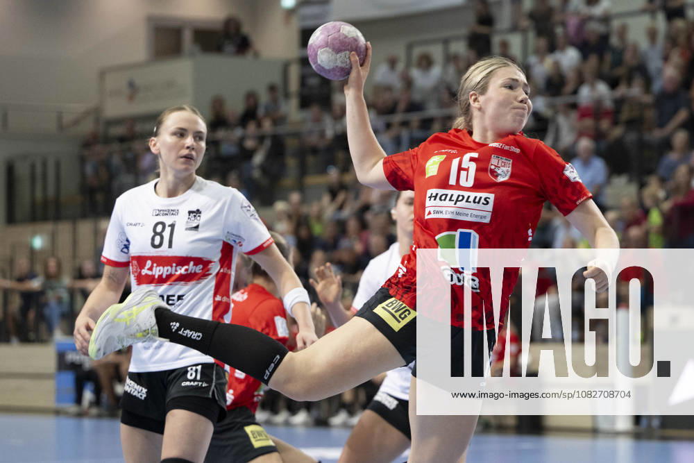 Alsco Women s Handball Bundesliga, 2026–2027 Season: SV Union Halle Neustadt vs. HSG Blomberg Lippe, Halle, Germany, September 9, 2026. Pictured, from left: Karolina Jurenczyk (Blomberg) and Fabienne Büch (Halle), Halle an der Saale, SWH Arena, Saxony-Anhalt, Germany