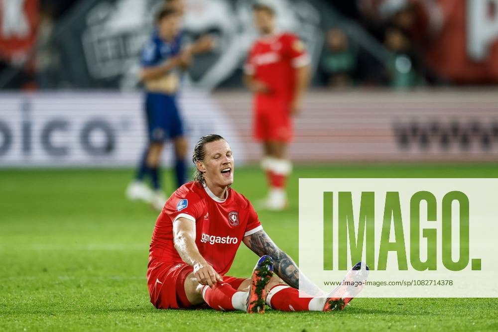 ENSCHEDE - Wout Weghorst of FC Twente reacts to cramps during the Dutch Eredivisie match between FC Twente and Telstar at Stadion De Grolsch Veste on September 9, 2026 in Enschede, the Netherlands. VINCENT JANNINK ANP Eredivisie 2026 27 ANPxSportx IVx 567779186 originalFilename: 567779186