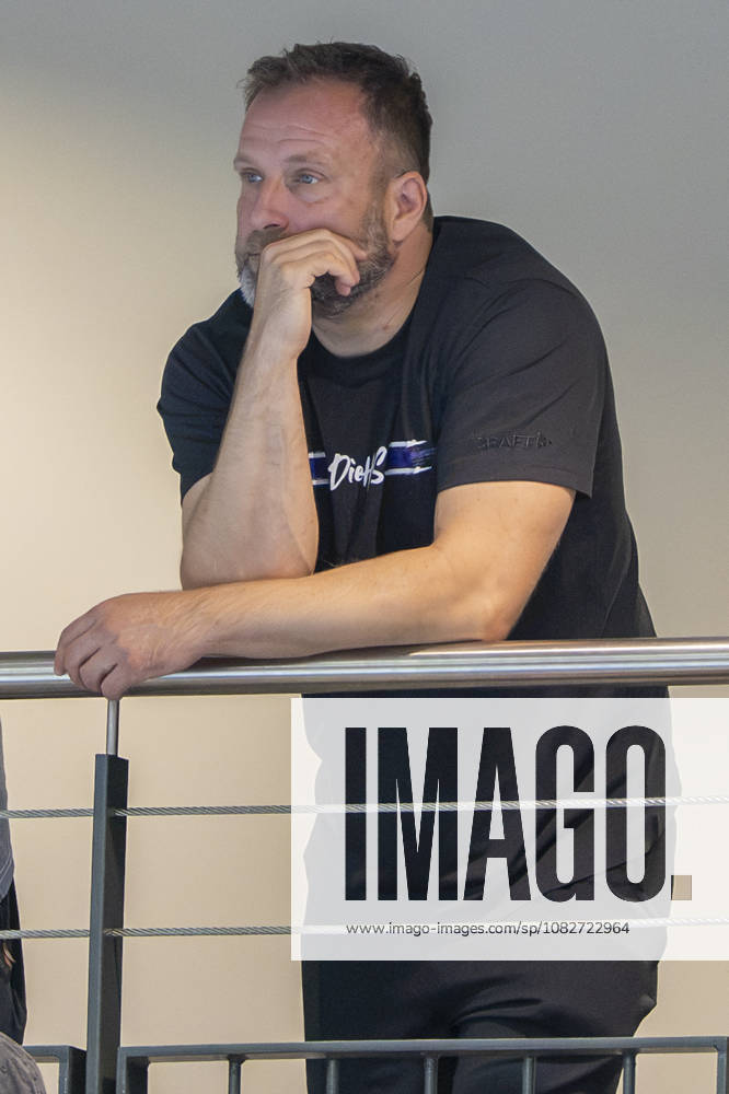 Alsco Women s Handball Bundesliga, 2026–2027 Season: SV Union Halle Neustadt vs. HSG Blomberg Lippe, Halle, Germany, September 9, 2026. Pictured: Blomberg s sports director, Jan Henning Himborn, looking pensive, deep in thought, Halle Saale SWH Arena, Saxony-Anhalt, Germany