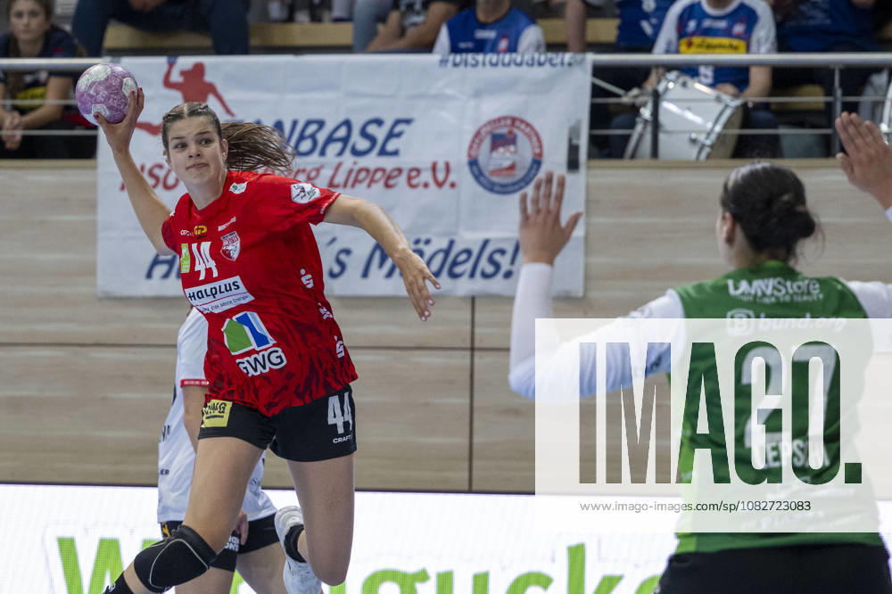 Alsco Women s Handball Bundesliga, 2026–2027 Season: SV Union Halle Neustadt vs. HSG Blomberg Lippe, Halle, Germany, September 9, 2026. Pictured, from left: Lois van Vliet (Halle) and goalkeeper Lara Lepschi (Blomberg), Halle Saale, SWH Arena, Saxony-Anhalt, Germany