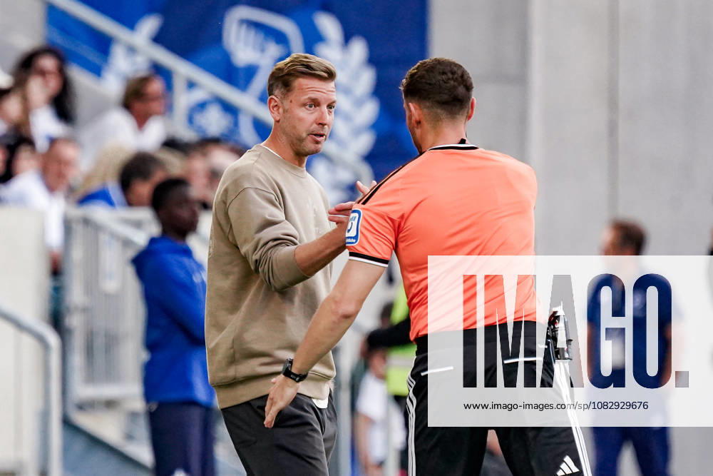 Germany Soccer Season 2026–2027, 2. Bundesliga, Matchday 5, SV Darmstadt 98 vs. Arminia Bielefeld at Merck Stadium am Böllenfalltor in Darmstadt; Florian Kohfeldt, coach of SV Darmstadt 98, with the referee; facial expressions, emotions; Darmstadt, Merck Stadium am Böllenfalltor, Germany