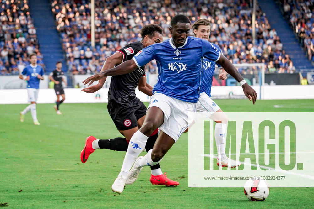 Germany Soccer Season 2026–2027, 2. Bundesliga, Matchday 5, SV Darmstadt 98 vs. Arminia Bielefeld, Merck Stadium at Böllenfalltor, Darmstadt, Henri Koudossou (Arminia Bielefeld, No. 7) in a tackle with Patric Pfeiffer (SV Darmstadt 98, No. 6), Darmstadt, Merck Stadium at Böllenfalltor, Germany
