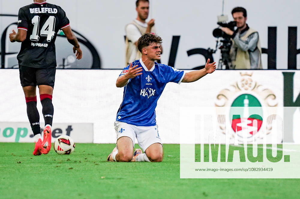German Soccer Season 2026–2027, 2. Bundesliga, Matchday 5, SV Darmstadt 98 vs. Arminia Bielefeld, Merck Stadium at Böllenfalltor, Darmstadt, Noah Weißhaupt, Noah Weisshaupt, SV Darmstadt 98, 7 gestures, body language, emotion, injured on the ground, injury, Darmstadt, Merck Stadium at Böllenfalltor, Germany