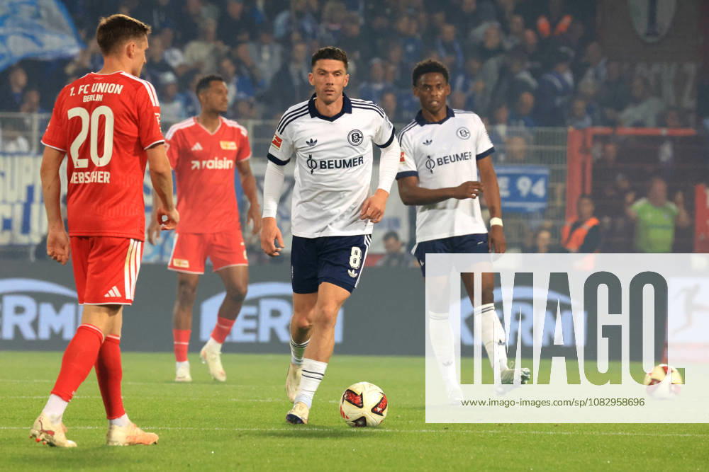 GER, Soccer, Bundesliga 1, 2026–2027, Alte Foersterei, 1. FC Union vs. Schalke 04, Matchday 3, Waiting for Referee Timo Gerach, Michel Aebischer, 1. FC Union Berlin 20, Robin Gosens Schalke 04 8 1 League DFB DFL regulations prohibit any use of photographs as image sequences and or quasi-video nordphoto GmbH Engler Berlin Stadium Alte Foersterei Berlin Germany