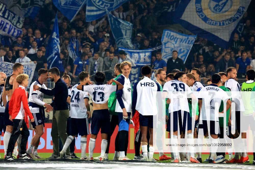 GER, Soccer, Bundesliga 1, 2026–2027, Alte Foersterei, 1. FC Union vs. Schalke 04, Matchday 3, Schalke squad, Head Coach MIRON MUSLIC, Schalke 04, Robin Gosens, Schalke 04, 8:1 League. DFB and DFL regulations prohibit any use of photographs as image sequences and or quasi-video. nordphoto GmbH, Engler, Berlin, Alte Foersterei Stadium, Berlin, Germany