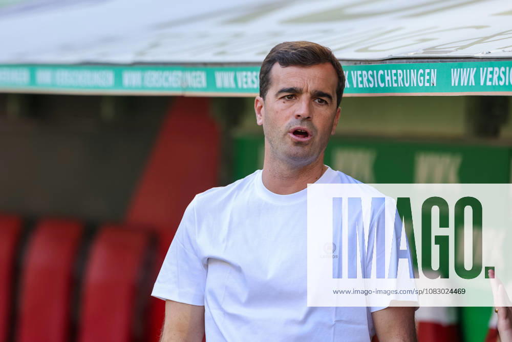 Carles Martinez, Bayer 04 Leverkusen Head Coach, before the game, GER, FC Augsburg vs. Bayer 04 Leverkusen, Soccer, Bundesliga, Matchday 3, 2026–2027 Season, September 12, 2026, DFL and DFB regulations prohibit any use of photographs as image sequences and or quasi-video, GER, FC Augsburg vs. Bayer 04 Leverkusen, soccer, Bundesliga, Matchday 3, 2026–2027 season, September 12, 2026, Augsburg