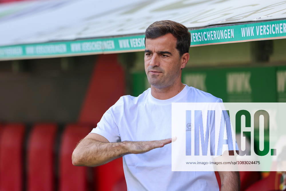 Carles Martinez of Bayer 04 Leverkusen, head coach, gesturing before the game; gestures; GER; FC Augsburg vs. Bayer 04 Leverkusen; soccer; Bundesliga; Matchday 3; 2026–2027 season; September 12, 2026, DFL and DFB regulations prohibit any use of photographs as image sequences and or quasi-video, GER, FC Augsburg vs. Bayer 04 Leverkusen, soccer, Bundesliga, Matchday 3, 2026–2027 season, September 12, 2026, Augsburg