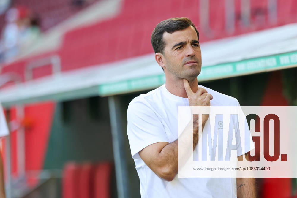 Carles Martinez, Bayer 04 Leverkusen, Head Coach before the game, gestures, body language, GER, FC Augsburg vs. Bayer 04 Leverkusen, soccer, Bundesliga, Matchday 3, 2026–2027 season, September 12, 2026, DFL and DFB regulations prohibit any use of photographs as image sequences and or quasi-video, GER, FC Augsburg vs. Bayer 04 Leverkusen, soccer, Bundesliga, Matchday 3, 2026–2027 season, September 12, 2026, Augsburg
