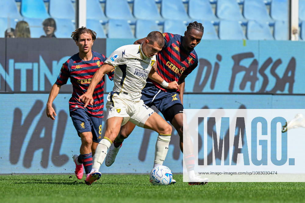 Genoas Kingsley Ehizibue fights for the ball during the Serie A soccer match between Genoa and Frosinone at the Luigi Ferraris Stadium in Genoa, Italy - Saturday, September 12, 2026. - Soccer .