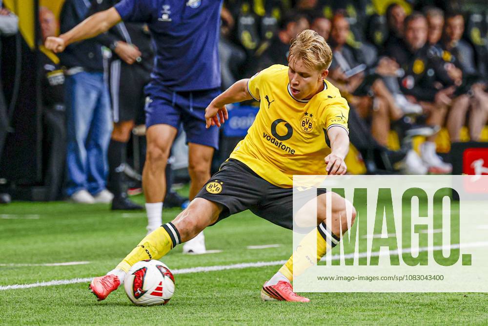 DORTMUND - Daniel Svensson of Borussia Dortmund runs with the ball during the Bundesliga match between Borussia Dortmund and SC Paderborn 07 at Signal Iduna Park on September 12, 2026, in Dortmund, Germany. MARCEL TER BALS ANP Bundesliga 2026 27 ANPxSportx xMarcelxterxBalsxIVx 568305998 originalFilename: 568305998