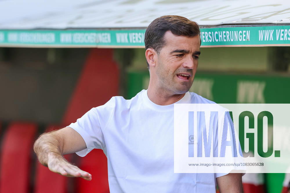 Carles Martinez of Bayer 04 Leverkusen, head coach before the game, close-up, gesturing, gesture, gestures, body language, GER, FC Augsburg vs. Bayer 04 Leverkusen, soccer, Bundesliga, Matchday 3, 2026–2027 season, September 12, 2026, DFL and DFB regulations prohibit any use of photographs as image sequences and or quasi-video, GER, FC Augsburg vs. Bayer 04 Leverkusen, soccer, Bundesliga, Matchday 3, 2026–2027 season, September 12, 2026, Augsburg