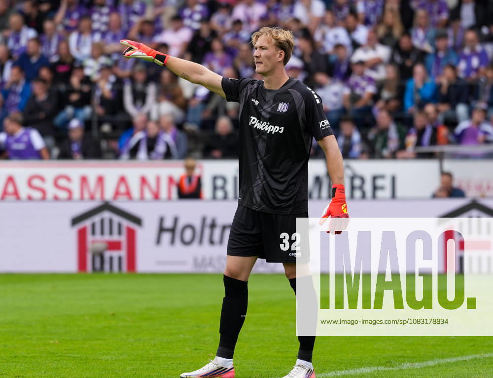 Jonas Krumrey, VfL Osnabrück, 32, gesturing (GER), VfL Osnabrück vs. Hertha BSC, 2. Bundesliga, Matchday 5, 2026–27 season, Bremer Brücke, Osnabrück, September 13, 2026 DFL REGULATIONS PROHIBIT ANY USE OF PHOTOGRAPHS AS IMAGE SEQUENCES AND OR QUASI-VIDEO Photo: HMB Media, Scott W. Coleman