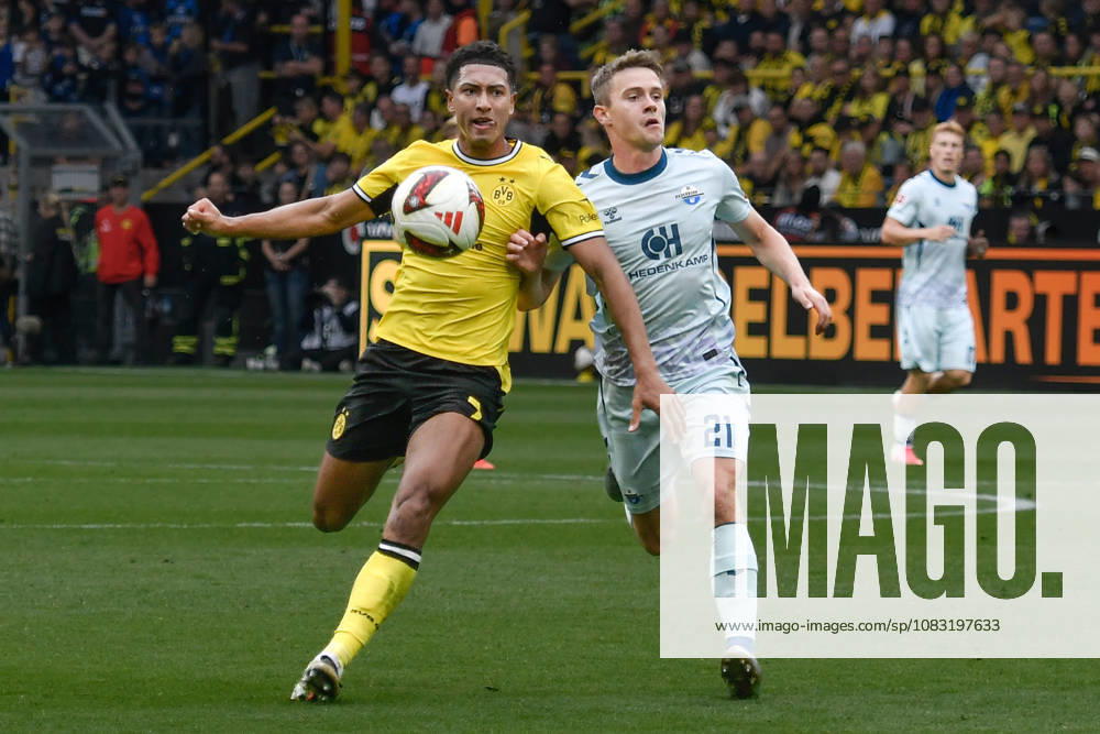 From left: Jobe Bellingham (Dortmund) and Jan ter Horst (Paderborn) in a one-on-one duel, January 7, 2026 ¢ Soccer ¢ Borussia Dortmund vs. SC Paderborn 07, Signal Iduna Park, Dortmund, DFB DFL regulations prohibit any use of photographs as image sequences and or quasi-video. NRW, Germany