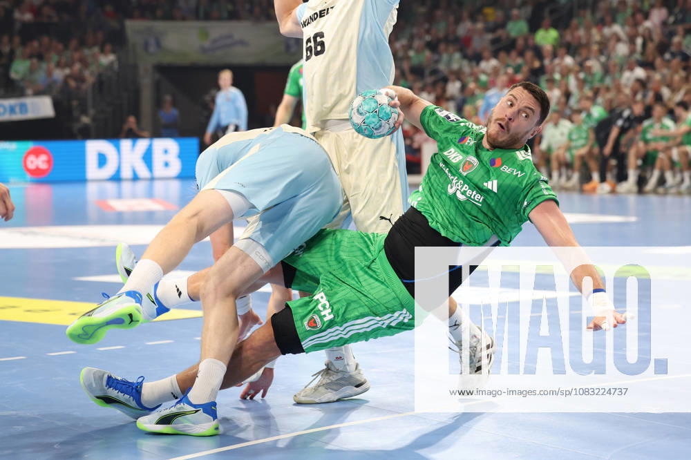 Handball, Opel HBL, 2026–2027 Season, 1 HBL, Füchse Berlin vs. VfL Gummersbach, Max Schmeling Halle, Mijajlo Marsenic of Füchse Berlin 93 on the attack against Ellidi Snaer Vidarsson of VfL Gummersbach 4, Berlin, Germany