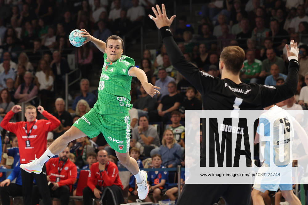 Handball, Opel HBL, 2026–2027 Season, 1 HBL, Füchse Berlin vs. VfL Gummersbach, Max Schmeling Halle: Tim Freihöfer of Füchse Berlin (No. 20) on the attack against Ignacio Biosca of VfL Gummersbach (No. 1), Berlin, Germany
