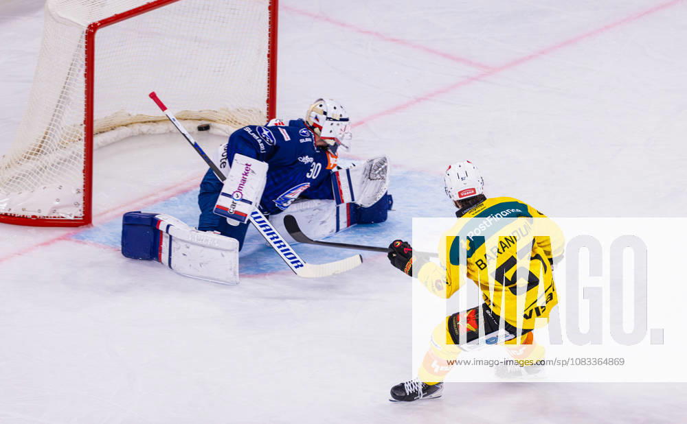 Ice Hockey National League Regular Season: ZSC Lions vs. SC Ber Zurich, Switzerland, September 15, 2026. 18th minute, 57 seconds: Davyd Barandun of Bern beats ZSC Lions goaltender 30, Simon Hrubec, for the second time. Score: 1–2