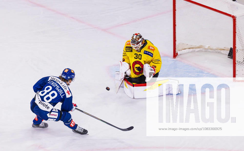 Ice Hockey National League Regular Season: ZSC Lions vs. SC Ber, Zurich, Switzerland, September 15, 2026. No. 88 Malte Strömwall of the ZSC Lions goes one-on-one against goaltender No. 30 Connor Hughes of Bern. The goaltender wins the one-on-one duel.