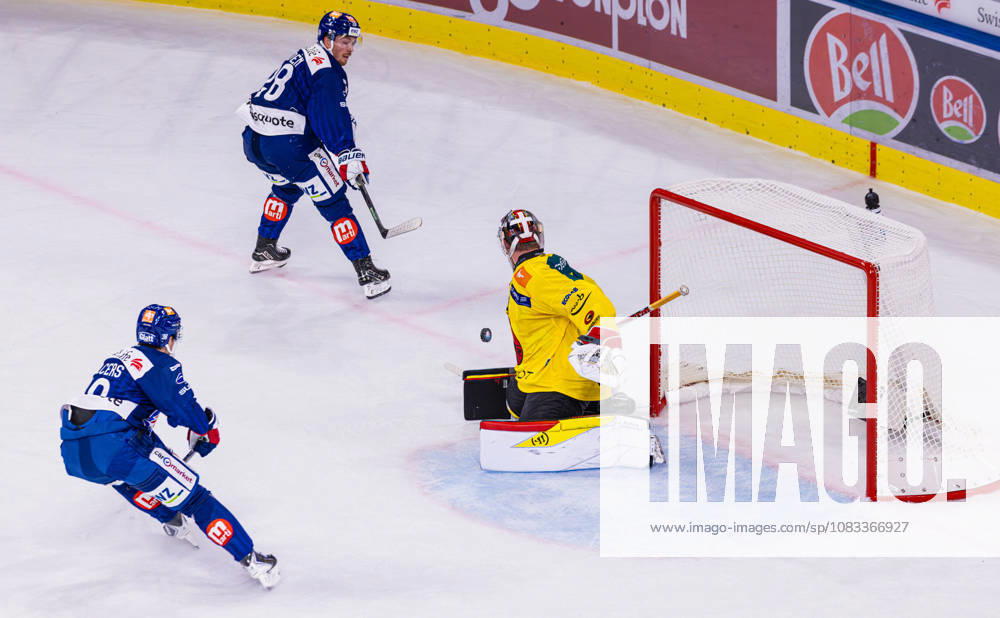 Ice Hockey National League Regular Season: ZSC Lions vs. SC Ber Zurich, Switzerland, September 15, 2026. Goaltender 30, Connor Hughes (Bern), failed to capitalize on the 2-on-1 situation in front of his net; 28, Jesper Fröden, and 38, Rudolf Balcers (both ZSC Lions) were unsuccessful.