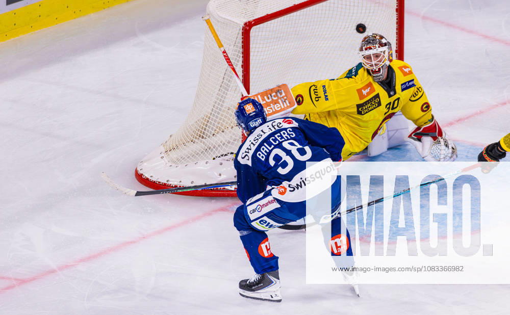 Ice Hockey National League Regular Season: ZSC Lions vs. SC Ber Zurich, Switzerland, September 15, 2026. At 26:38, Rudolf Balcers of the ZSC Lions beats goaltender Connor Hughes of Bern to tie the game at 2–2.