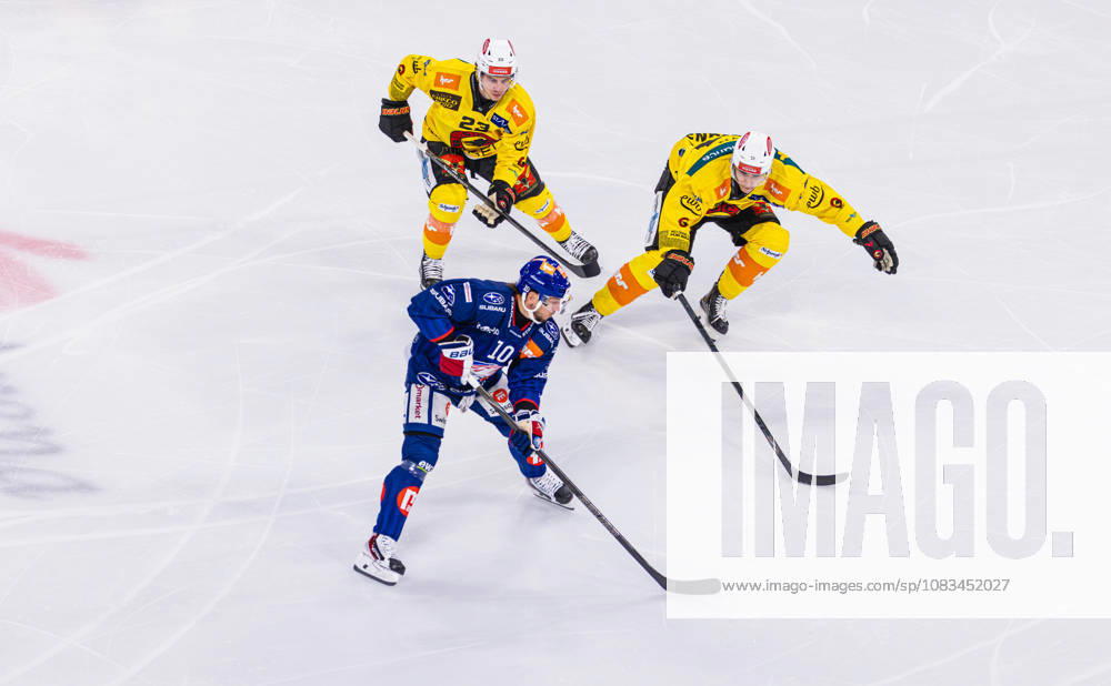 Ice Hockey National League Regular Season: ZSC Lions vs. SC Ber Zurich, Switzerland, September 15, 2026. No. 23 Marco Lehmann and No. 51 Nils Rhyn, both from Bern, put pressure on No. 10 Sven Andrighetto of the ZSC Lions as he carried the puck.