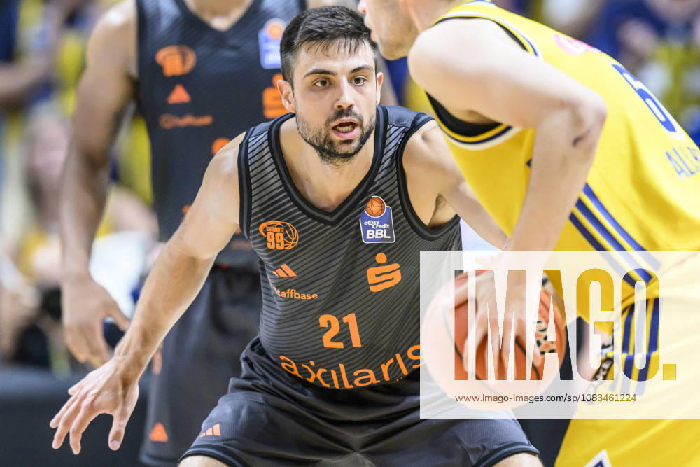 Pictured, from left: Mateo Seric (NINERS Chemnitz), 21, Malte Delow (ALBA), 06, Head-to-head, action, battle, fighting for the ball, GER, Berlin, basketball, Alba Berlin vs. the Niners Chemnitz, BBL season opener, opening game, at the UBER Arena, September 18, 2026,