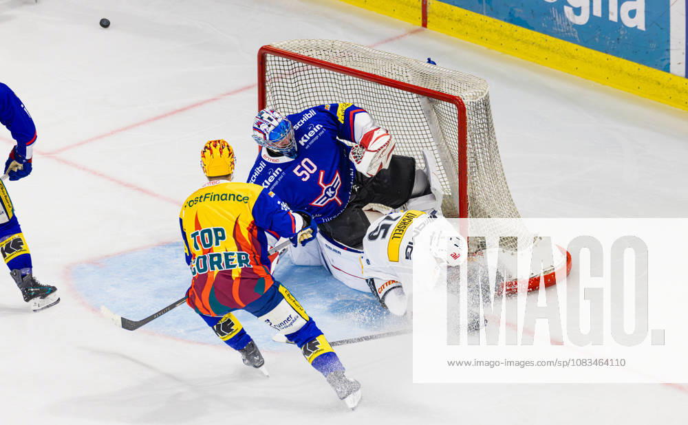 Ice Hockey National League Regular Season: EHC Kloten vs. HC Lug Kloten, Switzerland, September 18, 2026. 15. Olle Lychsell (Lugano) skates toward goaltender 50 Reto Berra (Kloten); the puck goes well wide. Top scorer Max Lindroth (Kloten) watches the play.
